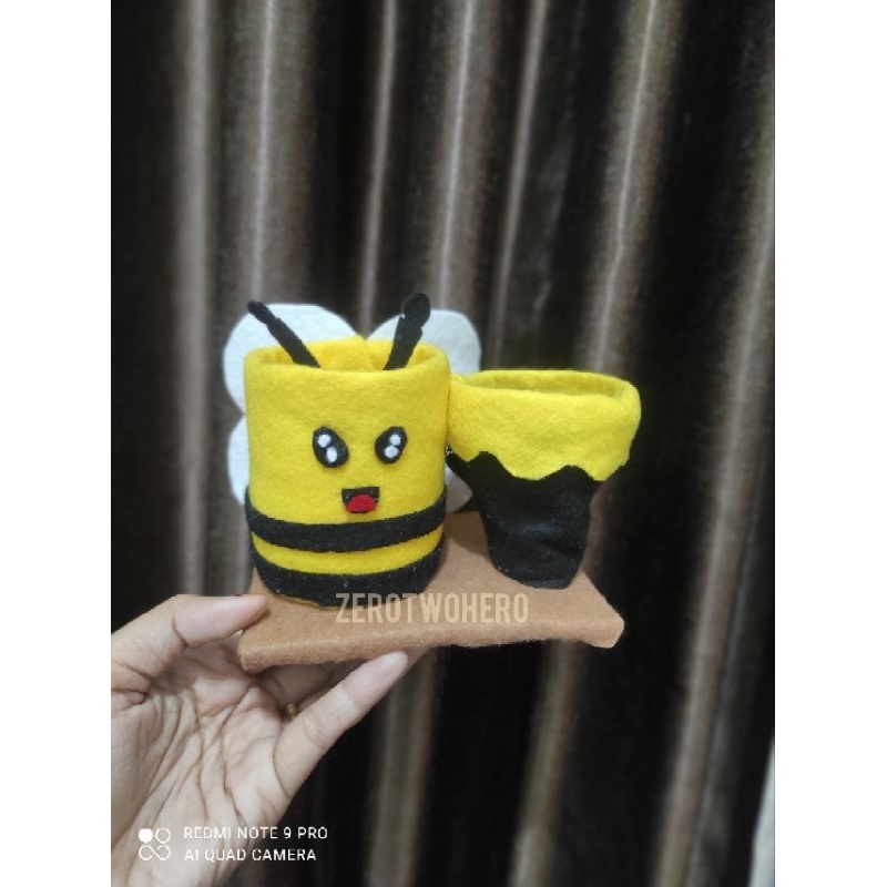 

tempat pensil lebah+madu/TEMPAT PENSIL botol flanel/kerajinan diy flanel