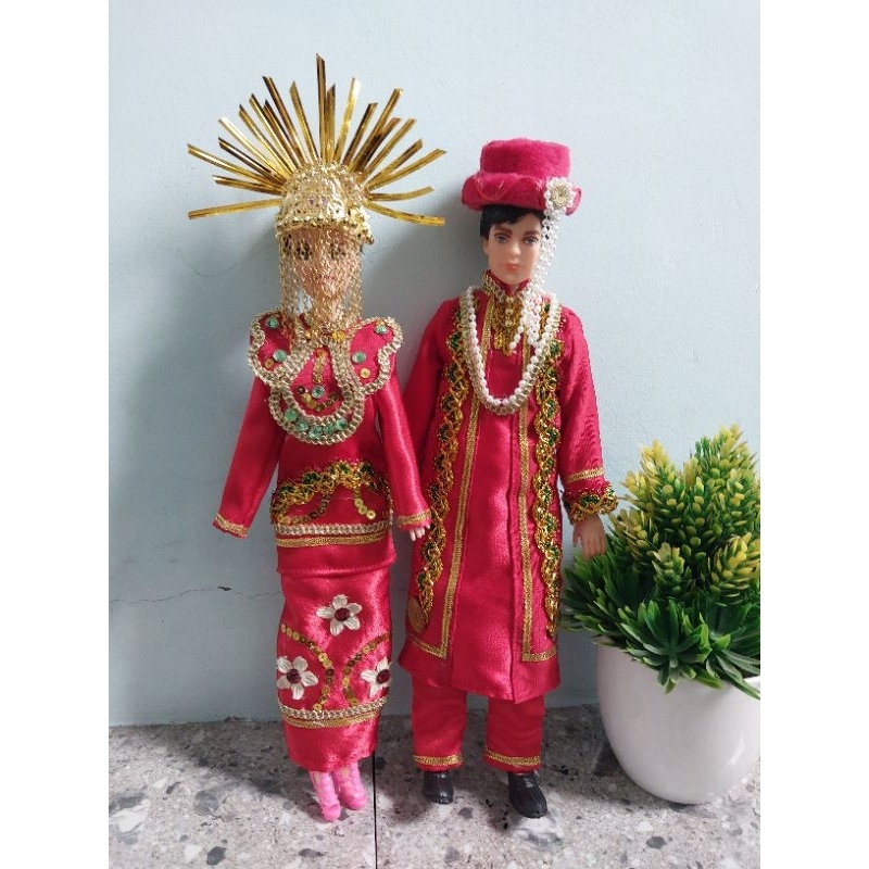 Sepasang boneka baju adat betawi