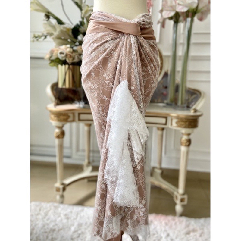 Rok lilit Brukat in Gold by Makaio [PRELOVED]