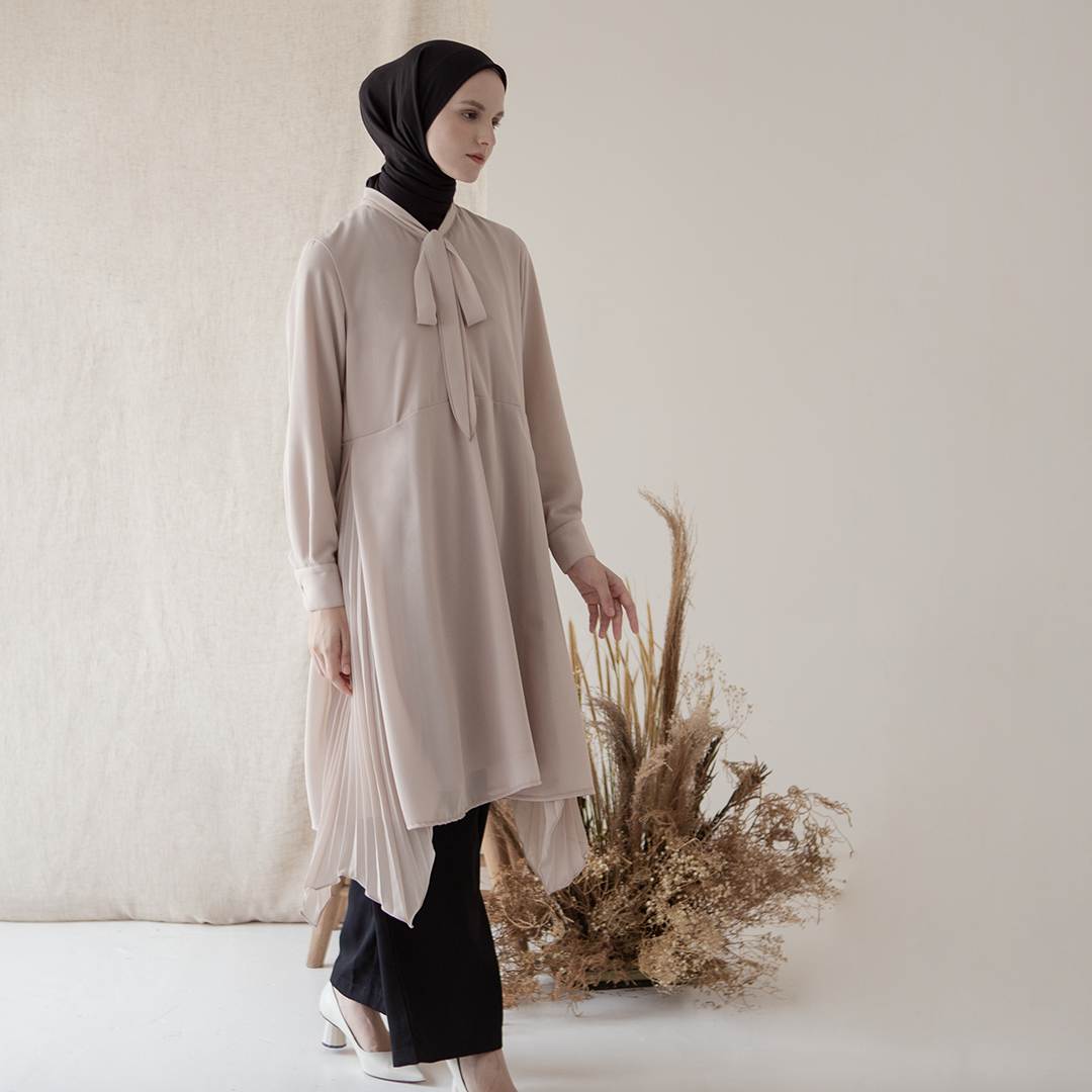 Aria by Aska Label - Tunik wanita plisket atasan blouse wanita aksen pita ikat di bagian leher dan plisket di bagian samping