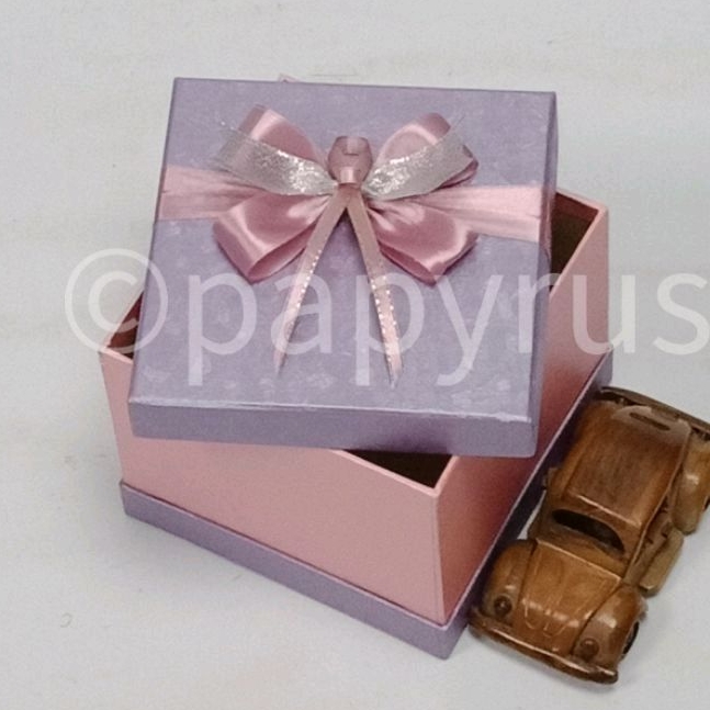 

PAPYRUS Sandwich 15x15 Tinggi 13cm Kotak Kado Gift Box