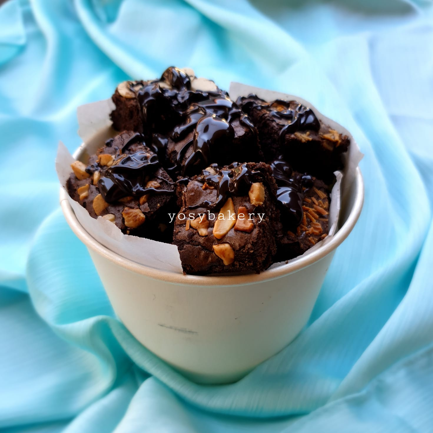 

(yosybakery) fudgy BROWNIES mini, Brownies Bucket, Brownies panggang Coklat cup 500ml enak