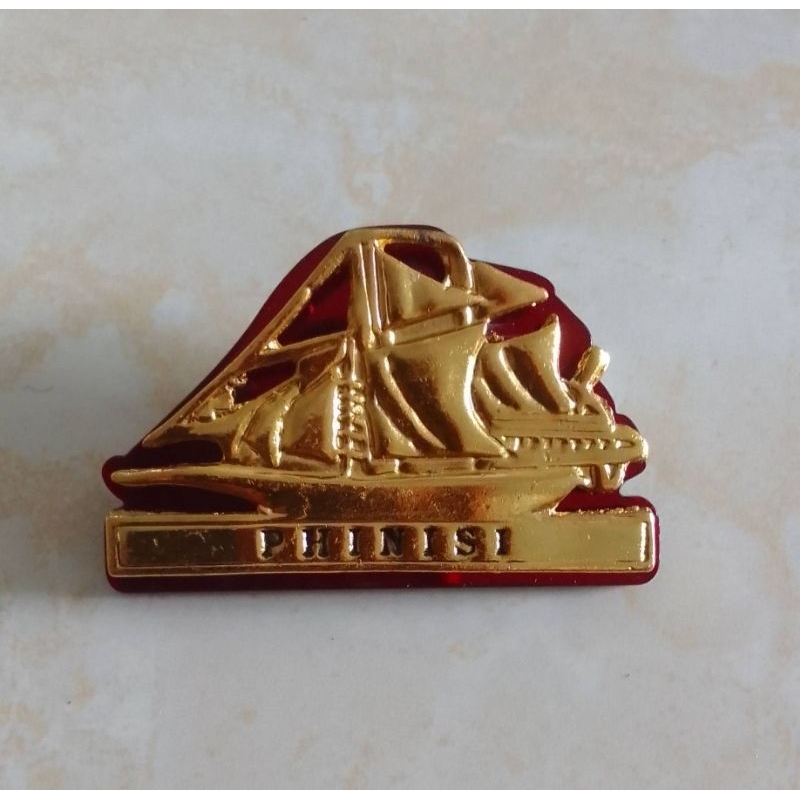 Pin Phinisi Magnet Latar Merah