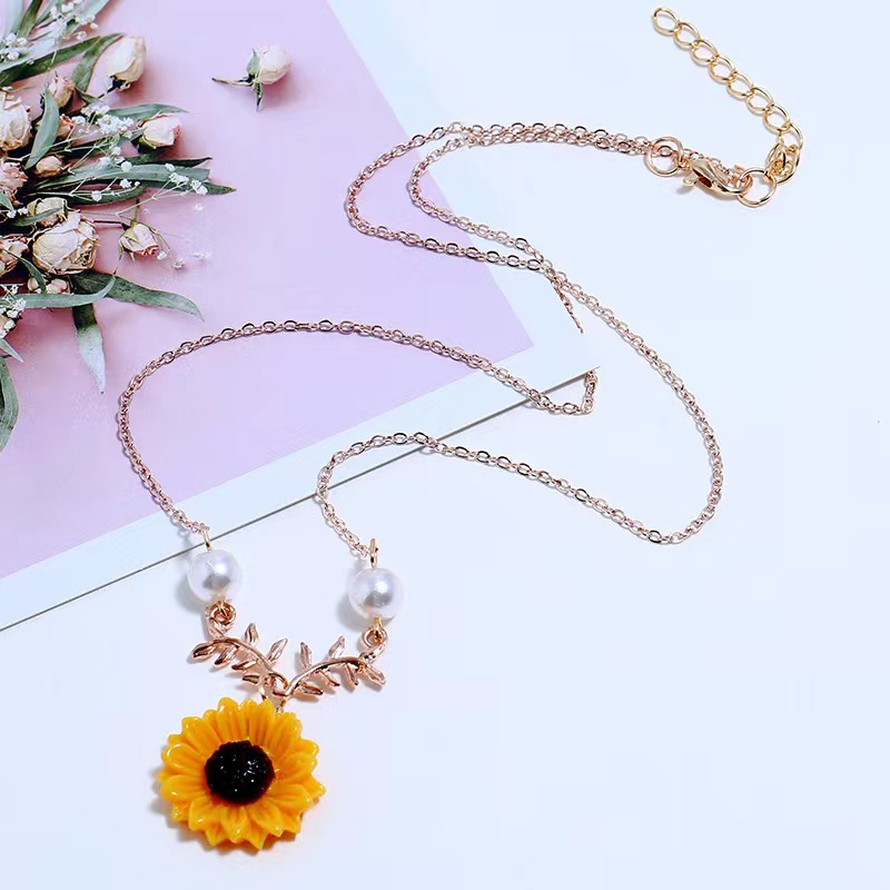 Kalung Rantai Liontin Bunga Matahari Hias Mutiara Imitasi Elegan untuk Wanita