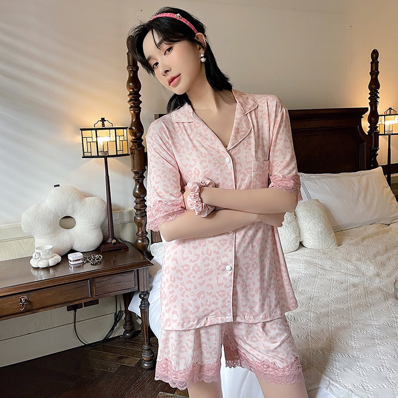 001 Ultra Luxury Sleepwear Kelas Atas Piyama Satin Lengan Pendek Celana Pendek Kerah Lengan Bunga Kancing Hidup Bahan Satin High Quality Piyama Import/ Baju Tidur Import / Baju Tidur Murah / Piyama Set / Baju Tidur Set