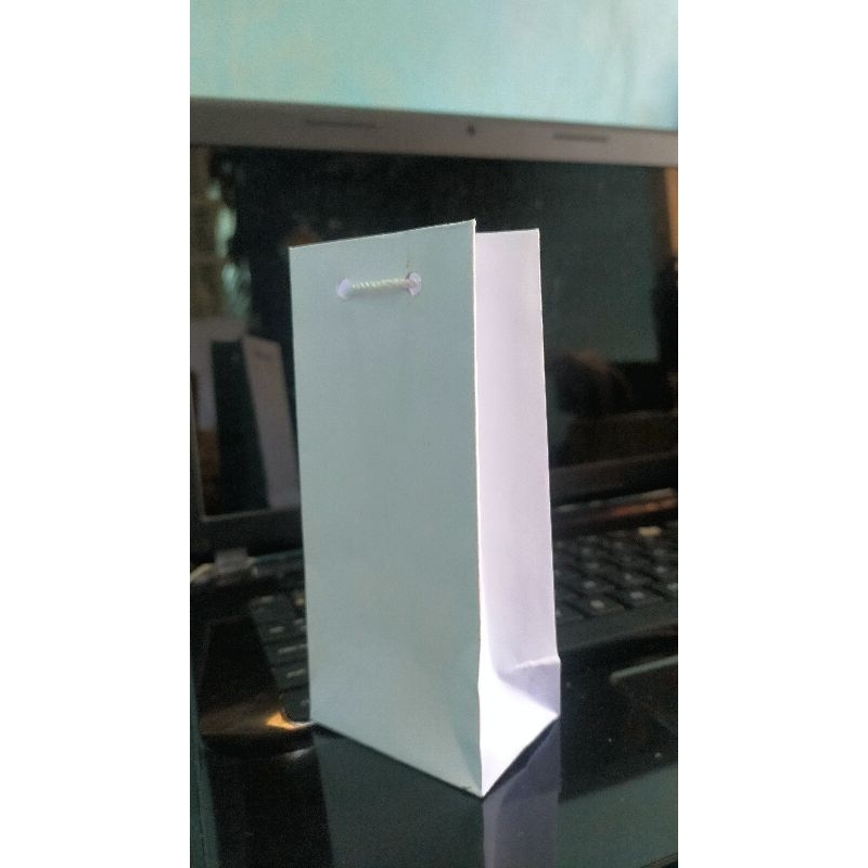 

Paperbag Putih size 6x4x12cm