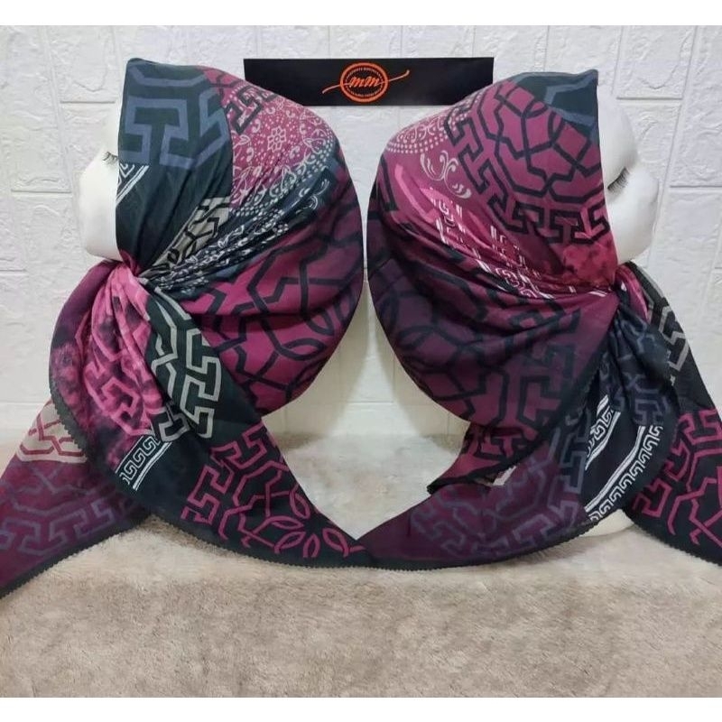 KERUDUNG SEGI EMPAT HIJAB JILBAB MOTIF GEO MAROON PREMIUM