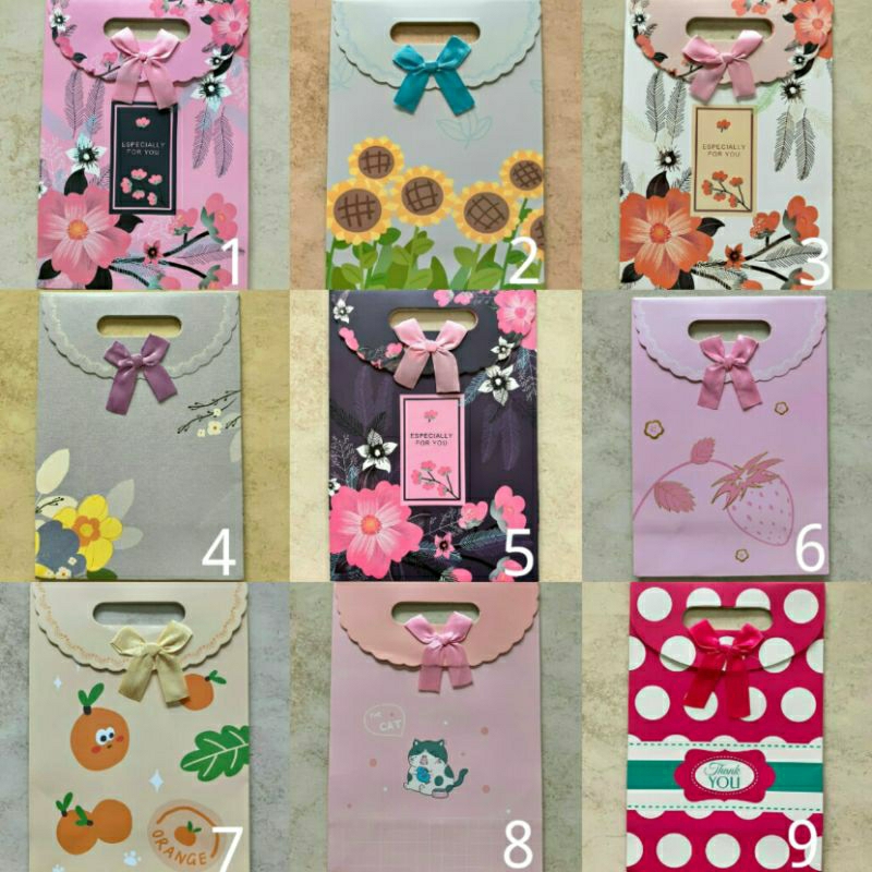 

Paperbag Tutup Pita Medium - Ukuran 19 x 9 x 27 cm
