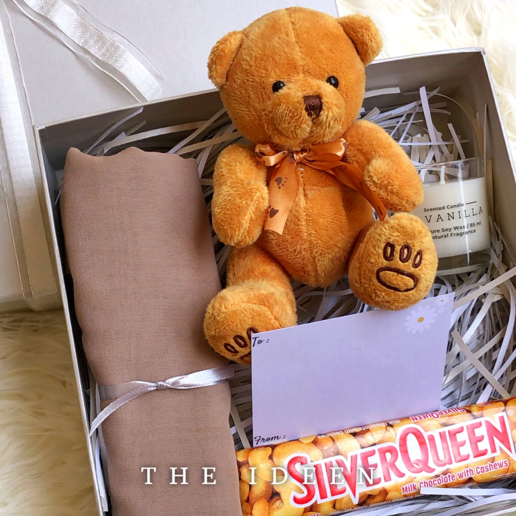 THE IDEEN - 010-04 HAMPERS HIJAB SEGIEMPAT TEDDY BEAR ABU-ABU FREE KARTU UCAPAN | GIFT SET HARD BOX PREMIUM | KADO HARI GURU WISUDA GRADUATION ANNIVERSARY PERNIKAHAN ULANG TAHUN CEWEK MUSLIM | BINGKISAN PARSEL SOUVENIR HADIAH WEDDING LEBARAN IDUL ADHA