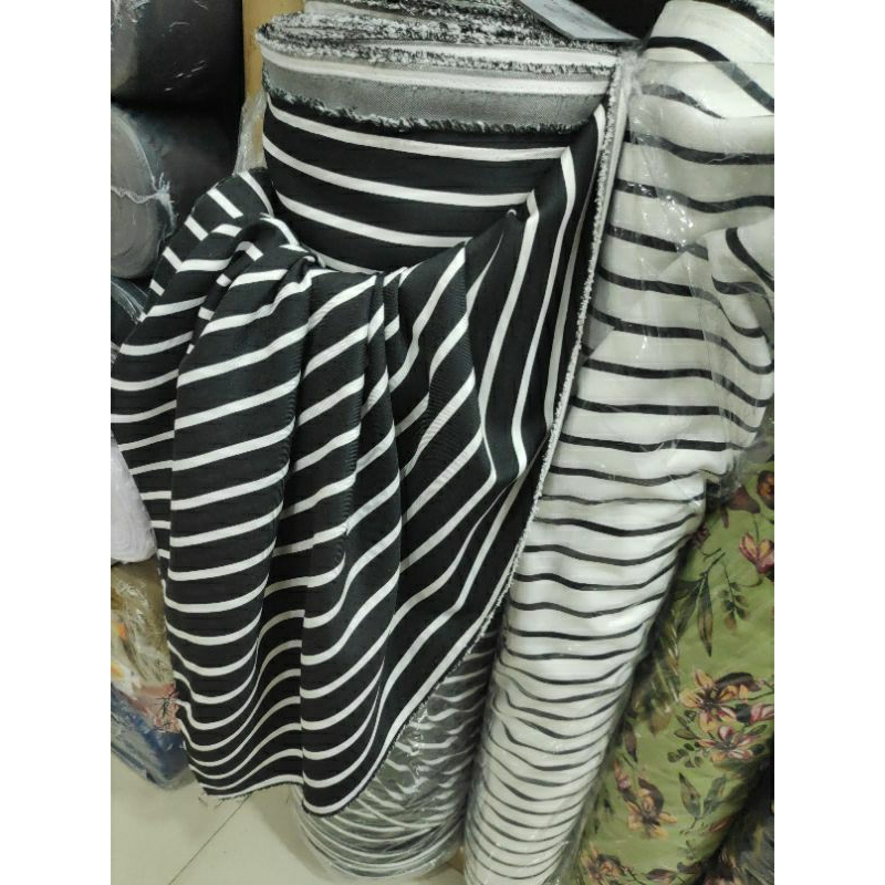 Kain Motif Garis Silky Lembut Kulot