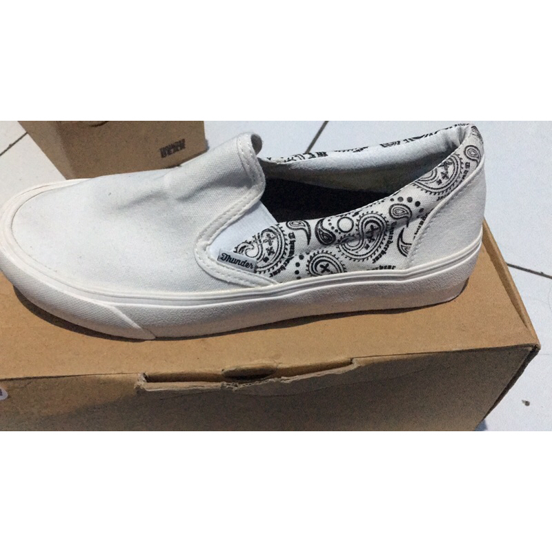 Sepatu slip on Thunder Bear