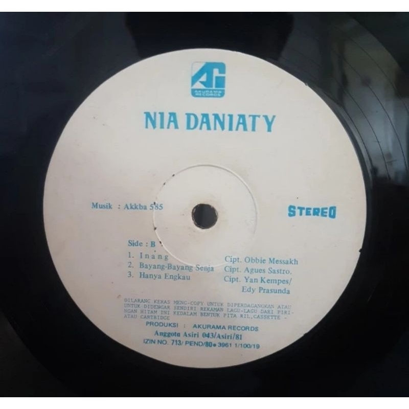 Vinyl Piringan Hitam 12 inchi Nia Daniaty