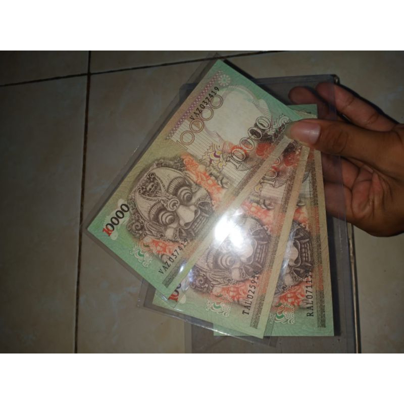 3 lembar uang kertas 10.000 gambar Barong