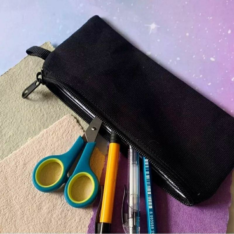 

Tempat pensil hitam polos