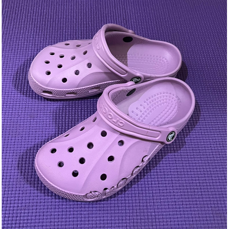 Sandal crocs defect