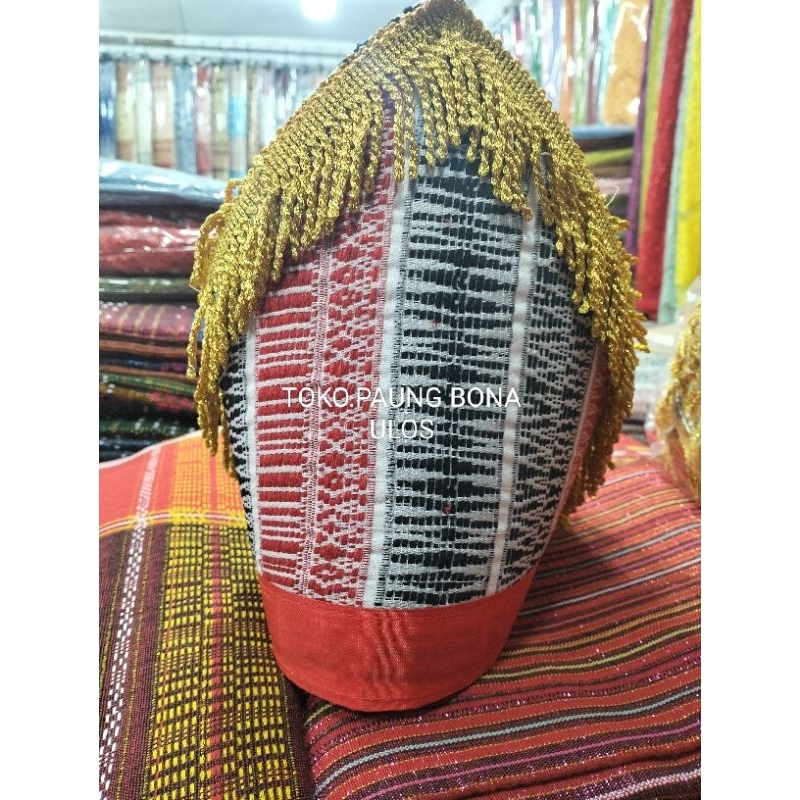 TOPI ADAT BATAK DARI BAHAN ULOS RAGIHIDUP WARNA PUTIH LIRIS HITAM BENANG GOLD.