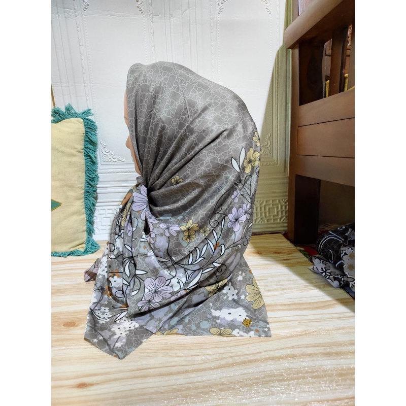 HIJAB SEGI EMPAT UMAMA SCRAFT LOGO PREMIUM UM