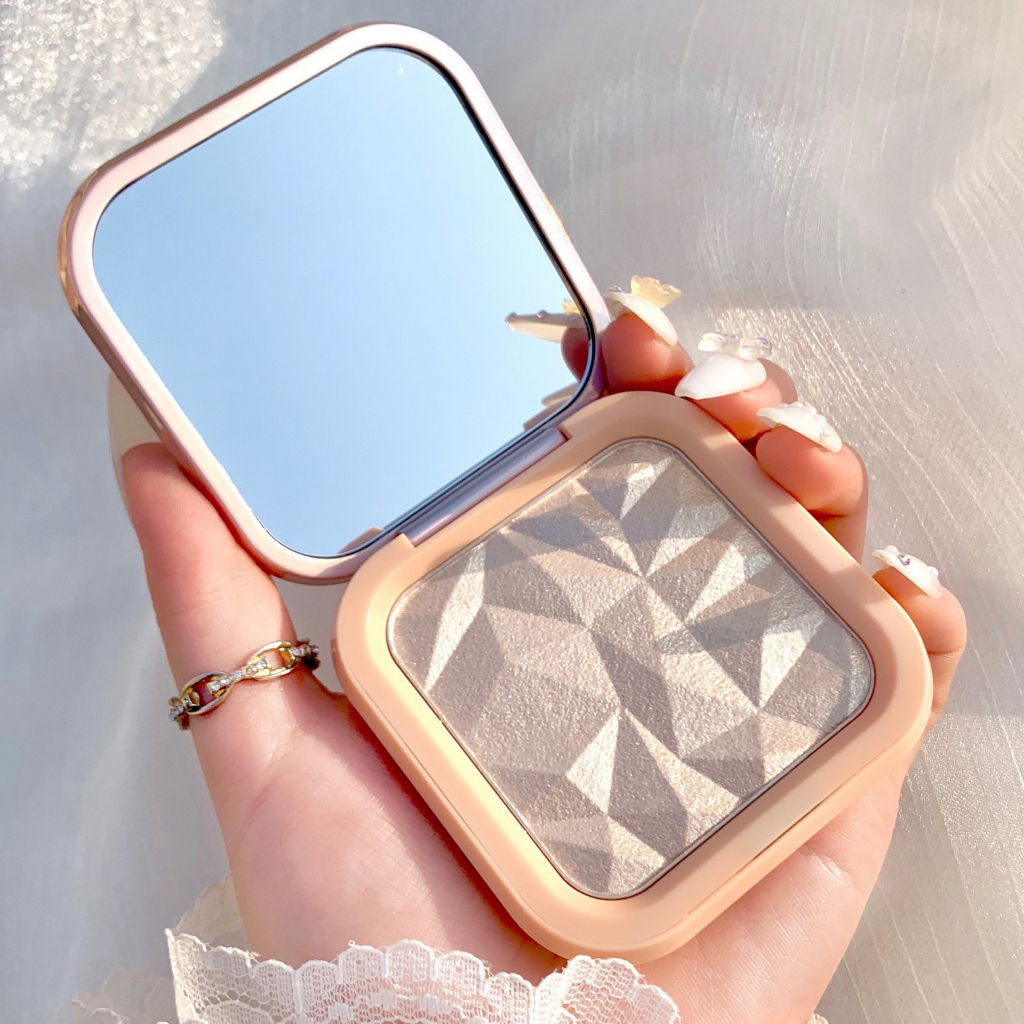 Highlighter powder Diamond Face High Glow Light Powder Blush Shimmer 4 Warna