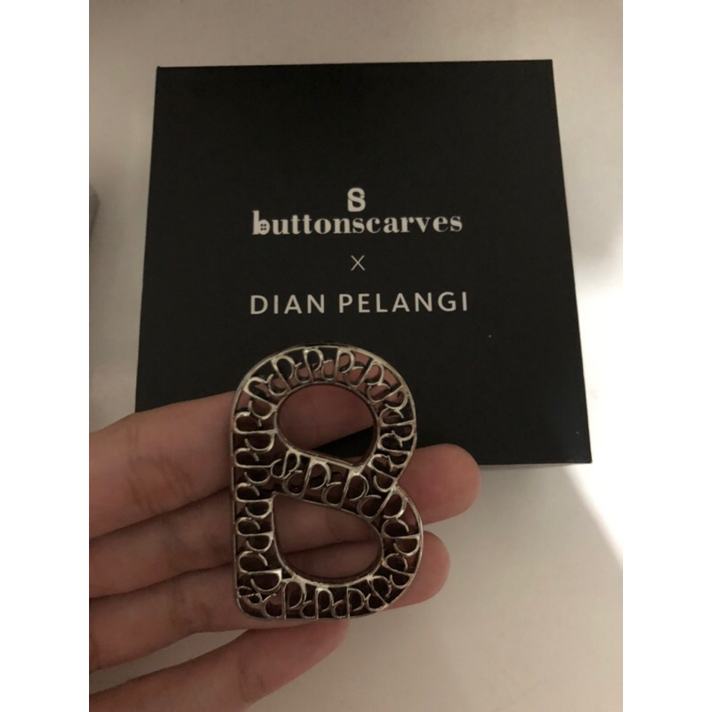 interlock ring/buttonscarves/brooch