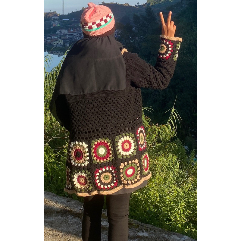 Cardigan rajut granny square handmade warna inspired by Gigi Hadid