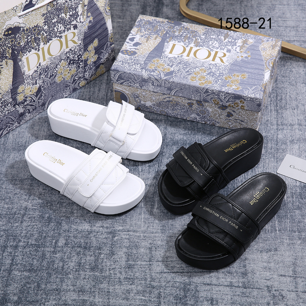 PB Sandal Wedges #1588-21 Material: Kulit Kualitas: Semi Platinum Lengkap: Box, Paperbag, Invoice