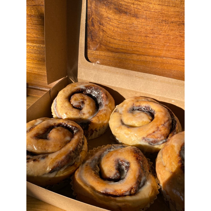 

Cinnamon Roll dengan siraman gula (Roti gulung kayu manis)