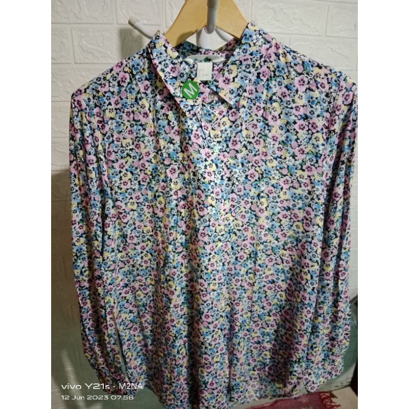Kemeja h&m motif bunga biru