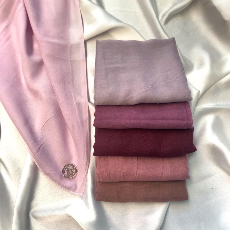 KERUDUNG SEGIEMPAT POLOS BAHAN PARIS