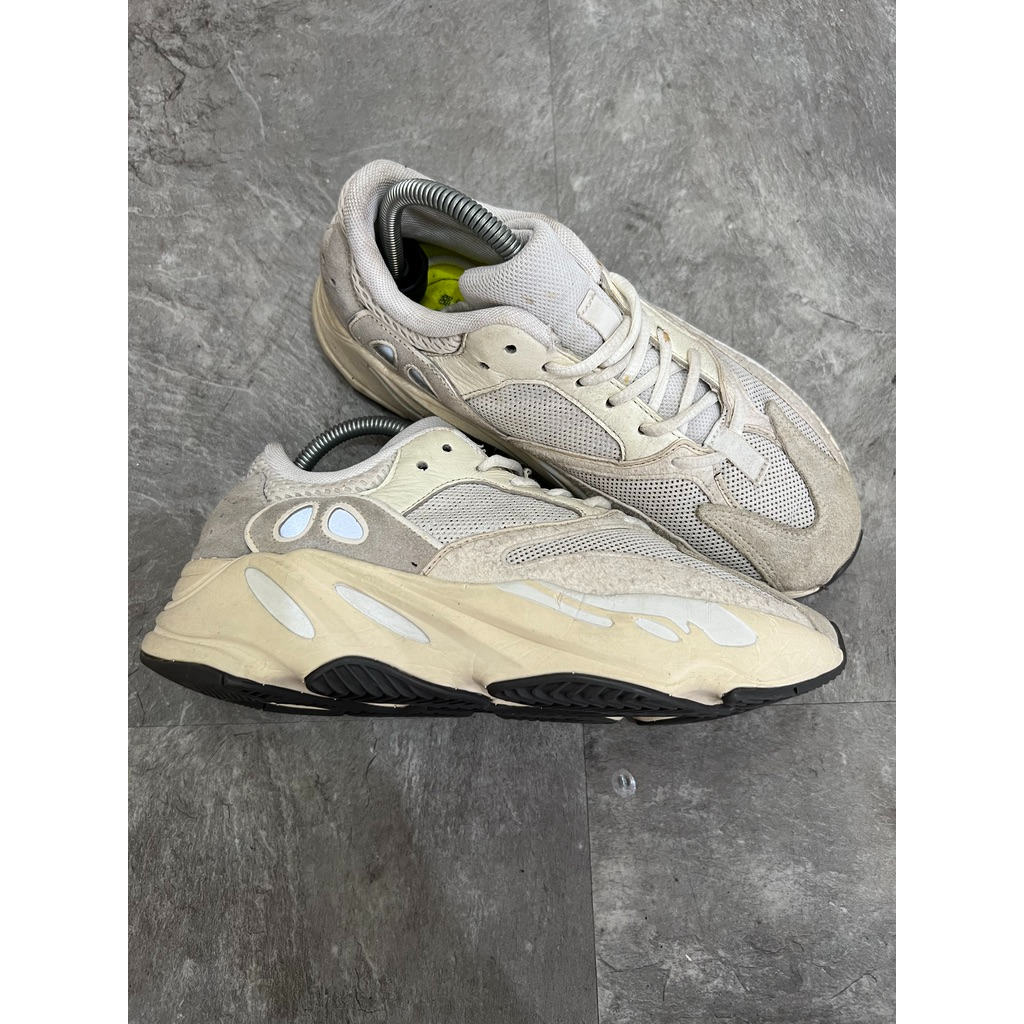 Adidas Yeezy Boost 700