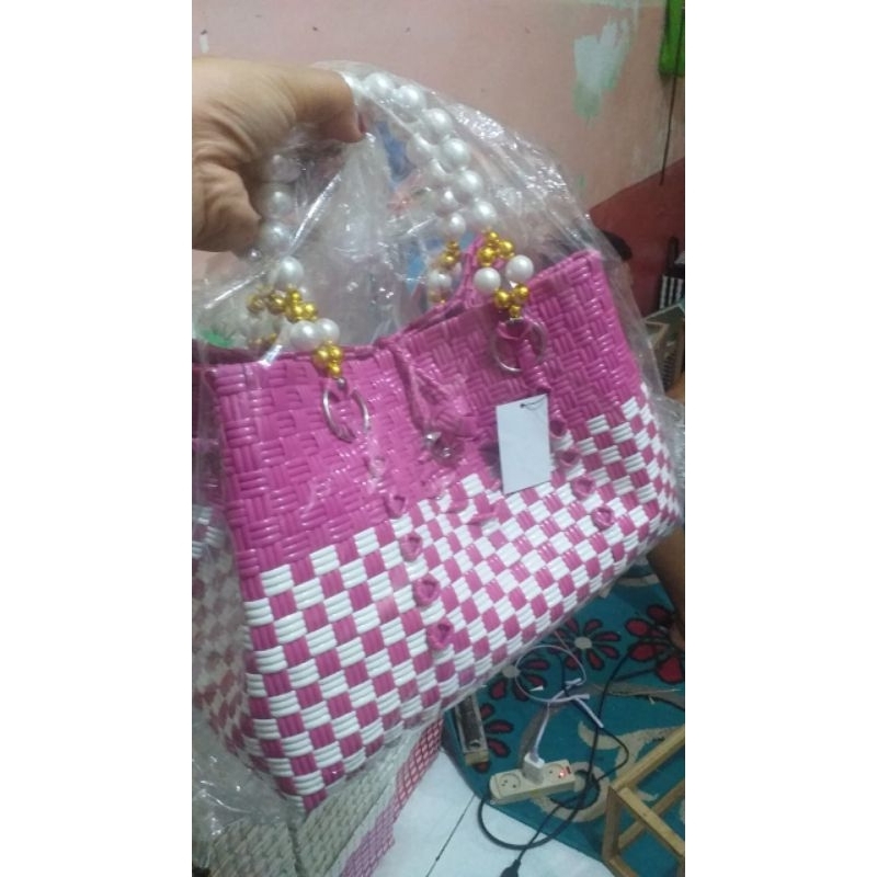 

Tas Anyaman Gagang Mutiara