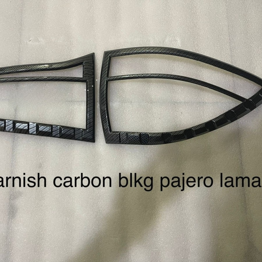Garnish List Lampu Belakang Mobil PAJERO LAMA Carbon