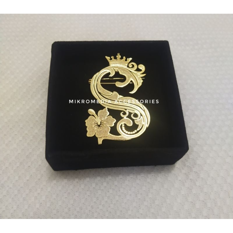 Bros ukir nama huruf S