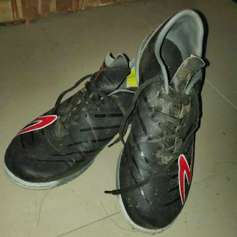 sepatu futsal spces second..