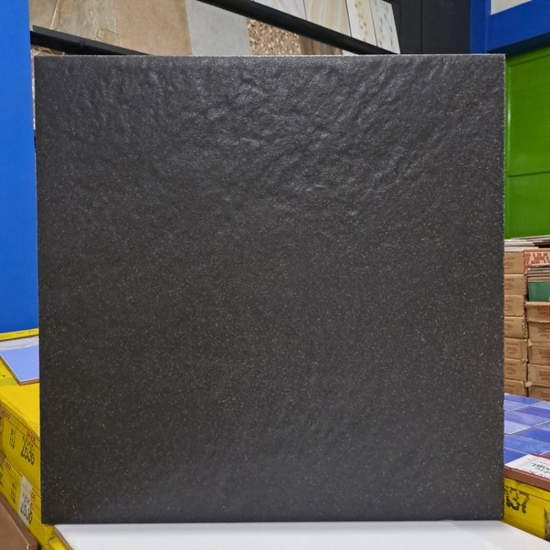 keramik lantai hitam kasar / keramik lantai kamar mandi / keramik garasi KIA impreso 40x40 ROCKY BLA