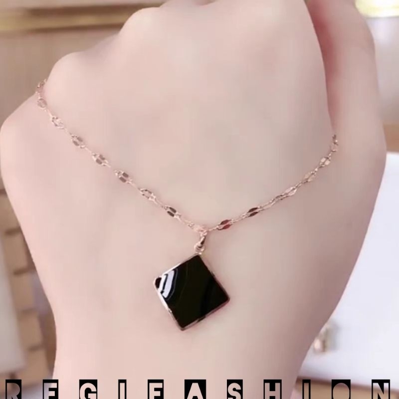 Kalung Titanium Wanita Liontin Persegi Hitam Cantik Kalung Wanita Korea Terbaru Anti Karat Tidak Luntur { GARANSI }