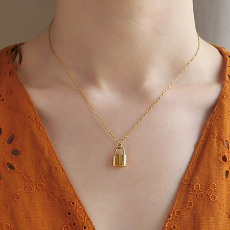 Kalung Rantai 3 Layer Liontin Gembok Hati Retro Simple Kreatif untuk Wanita
