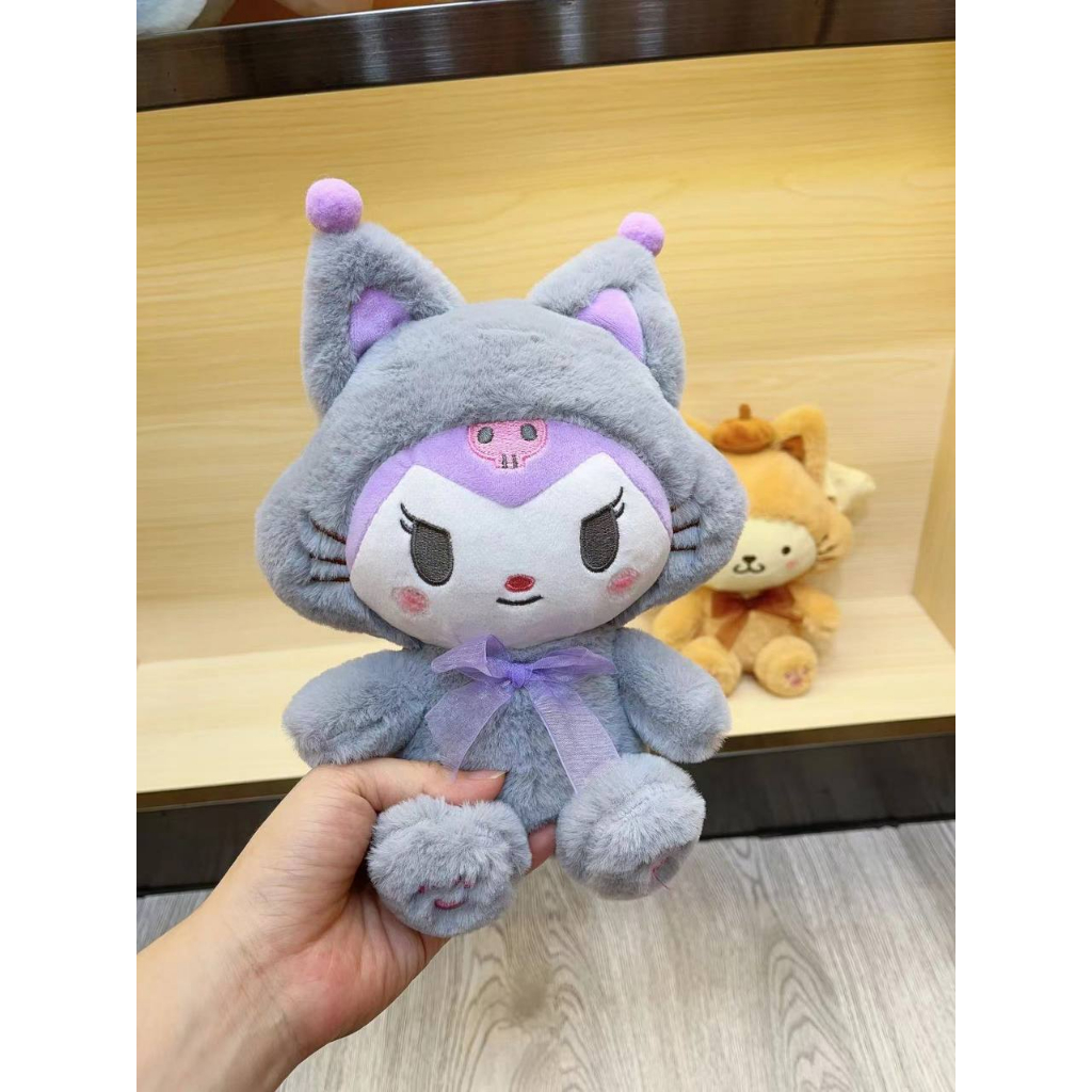 MAINAN BONEKA CINNAMOROLL MELODY KUROMI POMPOMPURIN HELLO KITTY KOSTUM KUCING PLUSH IMPOR