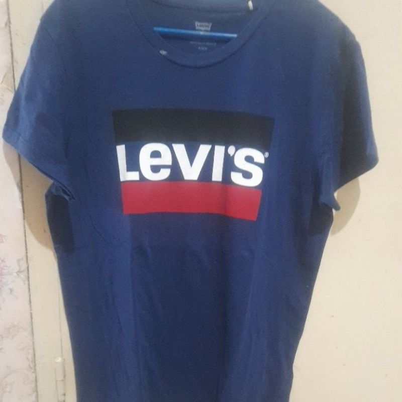 Atasan second branded, Levis
