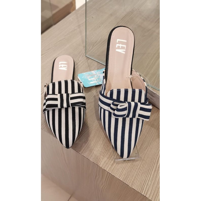 Sepatu mules Lev
