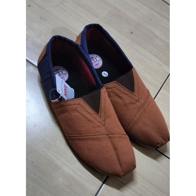 SEPATU WAKAI SLIP ON COKLAT NAVY UNISEX SIZE 36-43 FREE PAPERBAG