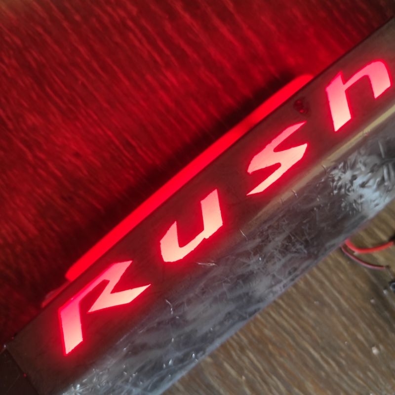 lampu spoiler rem belakang atas mobil toyota all new rush 2018 sampai 2023 2022 2021 2020 2019 nyala logo rush merah