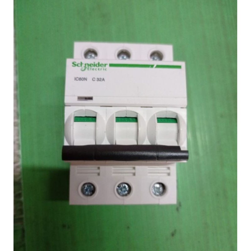 Mcb ic60n 3p 32a Schneider