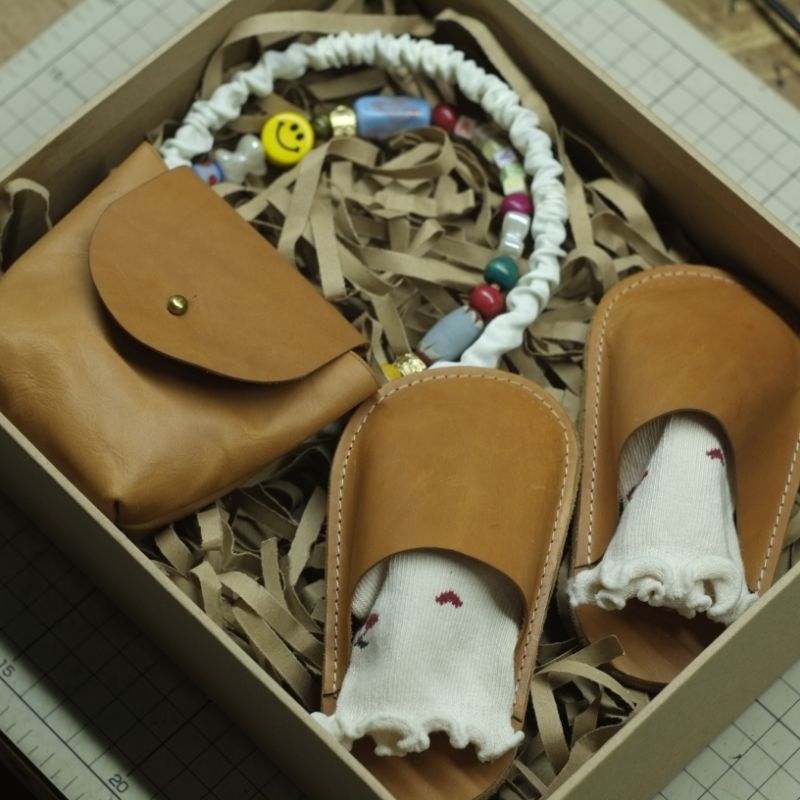 hampers kado/ hadiah ultah ulang tahun anak / isi sendal tas bando kaos kaki bahan kulit asli 100% h