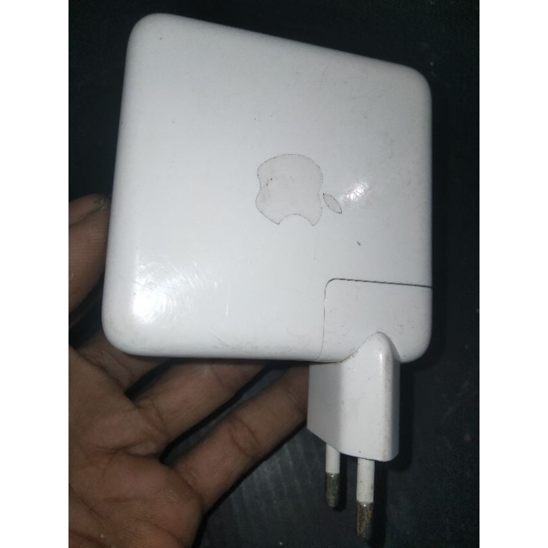 adaptor charger laptop  61watt USB-C to C apple bekas second