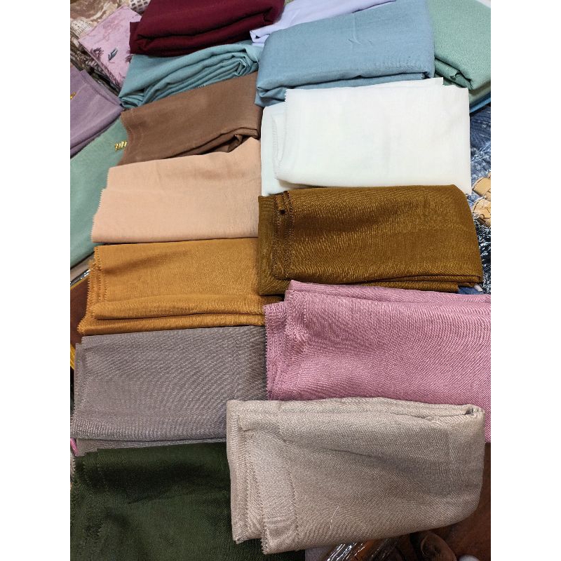 Jilbab jumbo segi empat  voal polos 130x130