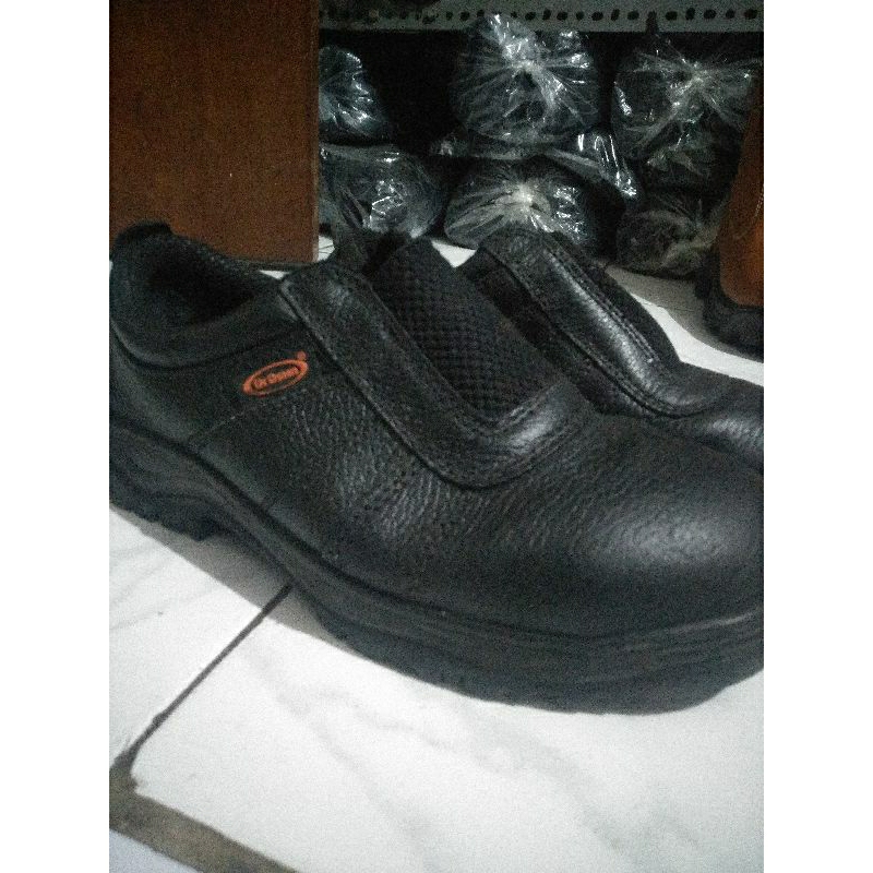 Sepatu safety Dr.osa slip-on ujung besi