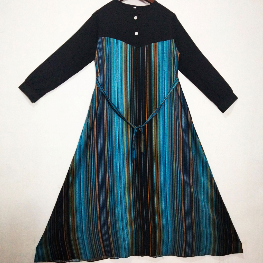 gamis_wanita_terbaru_dengan_motif_garis_garis_kecil_terlaris