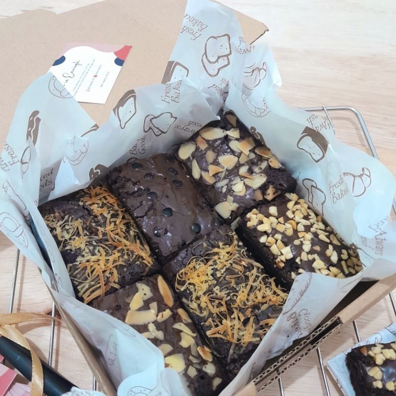 

BEST SELLER! hampers brownies panggang aneka topping.