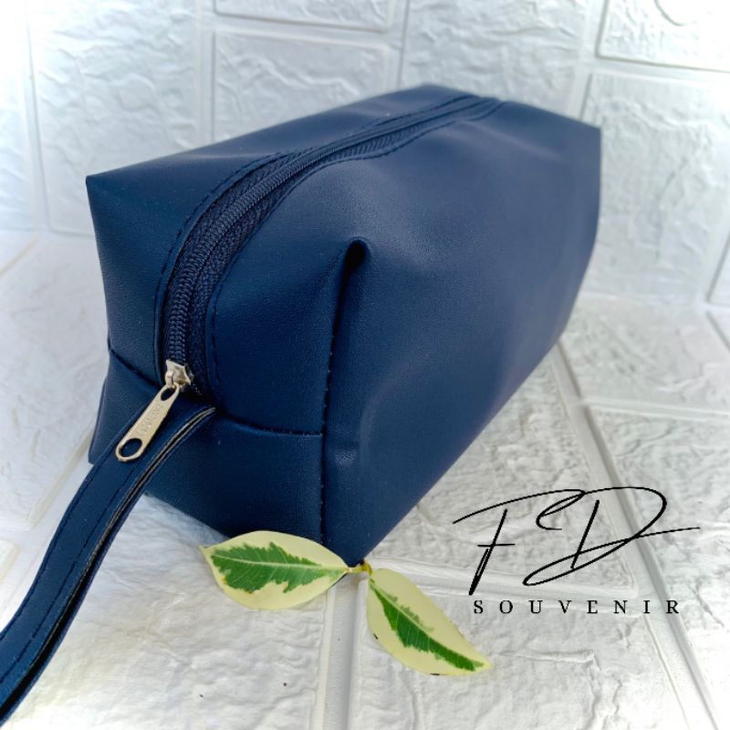 Pouch makeup atau pouch souvenir