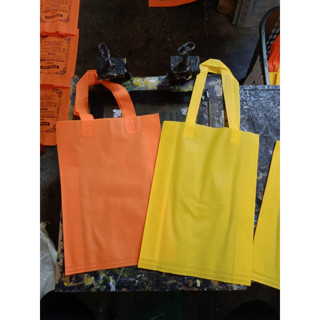

TAS SPUNBOND / GOODIE BAG SABLON 1 WARNA / FREE DESAIN